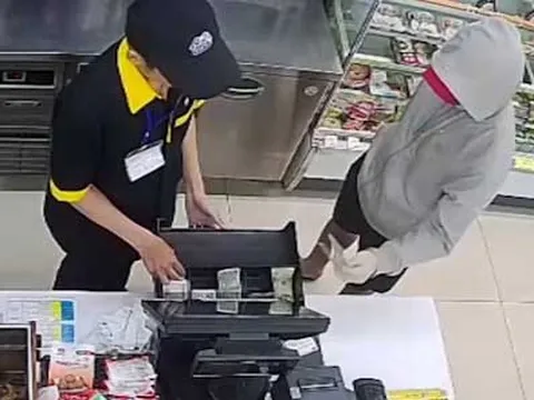Nhân viên cửa hàng ở TP.HCM bị cướp khống chế